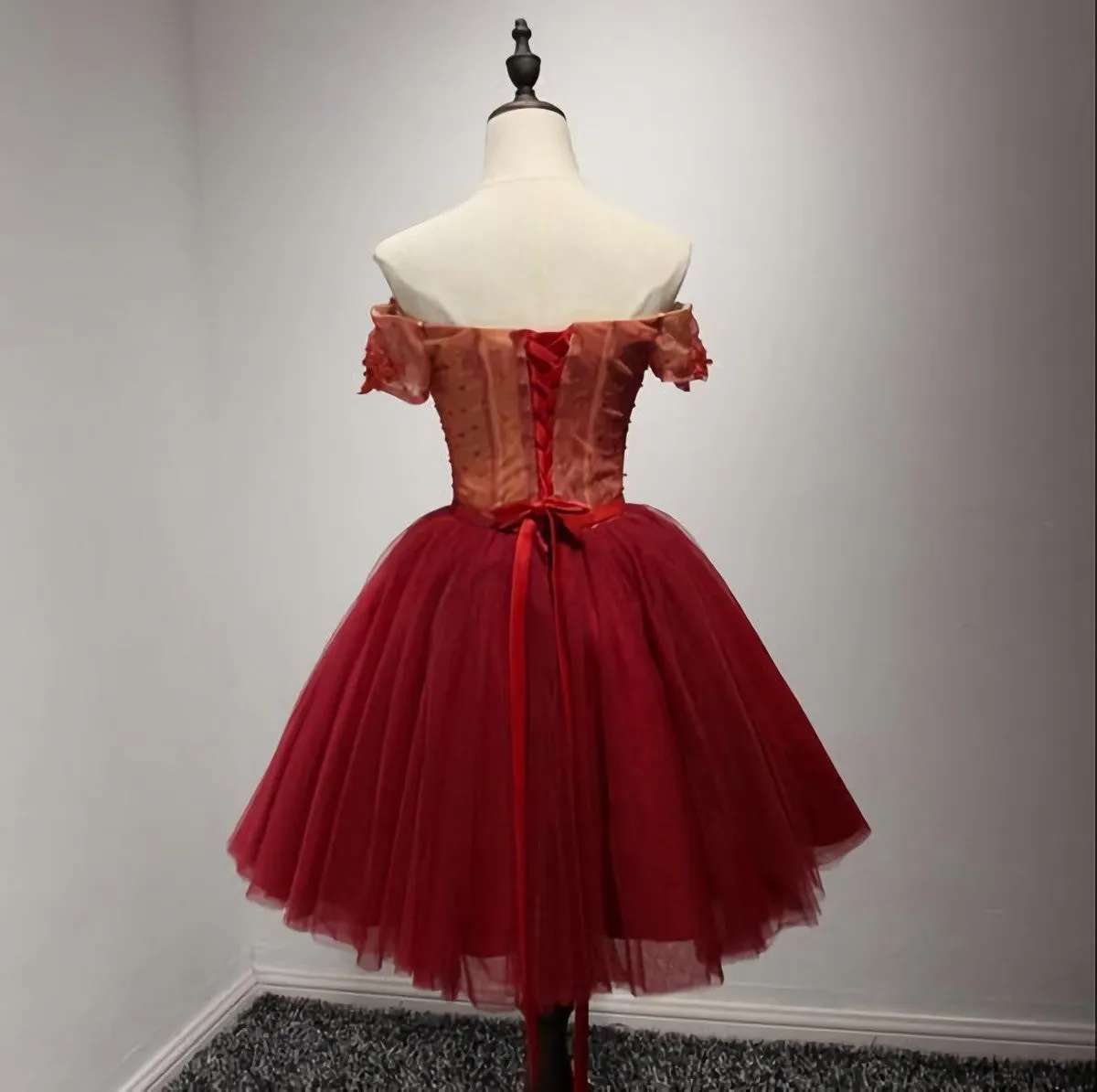 Off Shoulder Short Sleeve Red Lace Homecoming Prom Dresses Affordable Short Party Corset Back Prom Dresses Perfect Homecoming Dresses B0525