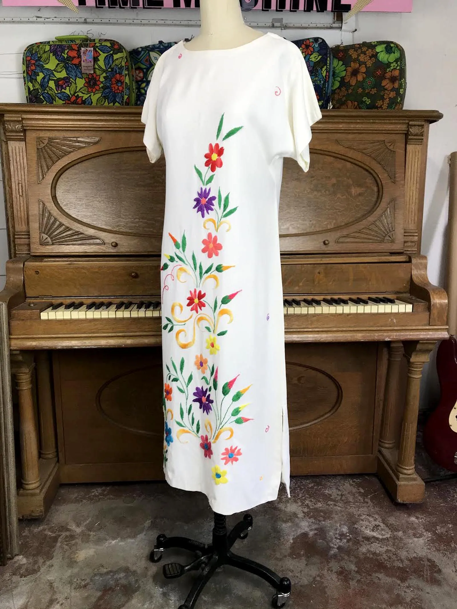 Vintage 70s | Embroidered Mexican White Caftan Muumuu Boho Hippie Dress | S